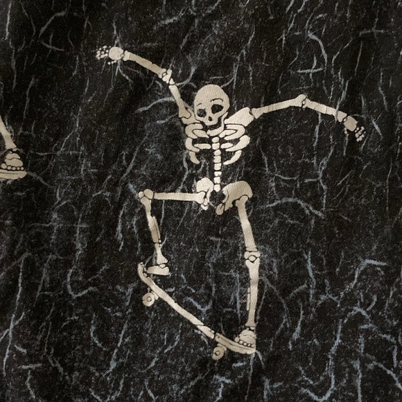 CROPPED T-SHIRT

SKATING SKELETONS - Picture 4 of 6